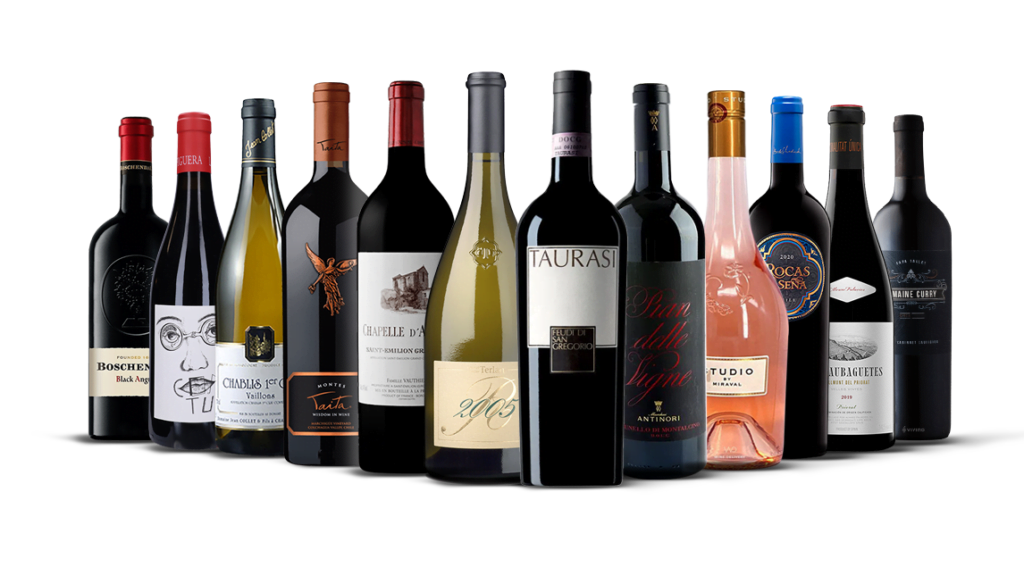 coleção de várias garrafas de vinho em um fundo branco. As garrafas estão dispostas em uma linha, com algumas sobrepostas. As garrafas são de diferentes tamanhos, cores e rótulos. Os rótulos estão em diferentes idiomas e estilos. As garrafas têm diferentes selos de folha colorida ou cera nos topos.
