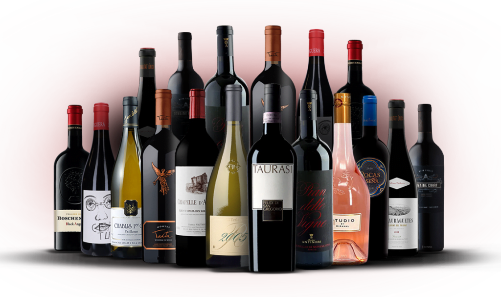 coleção de várias garrafas de vinho em um fundo branco. As garrafas estão dispostas em uma linha, com algumas sobrepostas. As garrafas são de diferentes tamanhos, cores e rótulos. Os rótulos estão em diferentes idiomas e estilos. As garrafas têm diferentes selos de folha colorida ou cera nos topos.